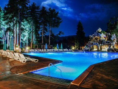 Нощно осветление на минерален басейн и летен бар в хотел Двореца