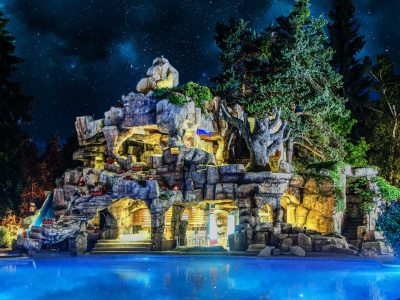 Летен бар осветен нощно време