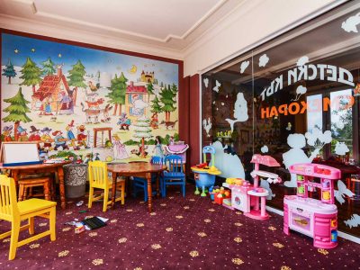 Играчки и кът за игра в занималня на хотел Двореца