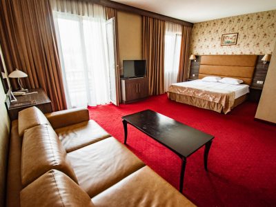 хотелска стая с двойно легло, диван и маса