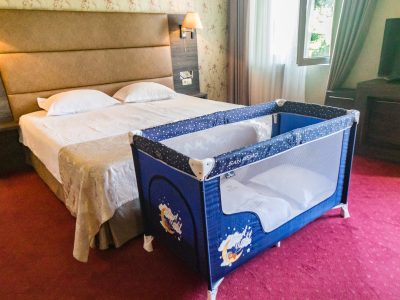 хотелска стая с детско легло