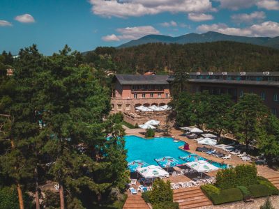 хотел и басейн, снимани с дрон