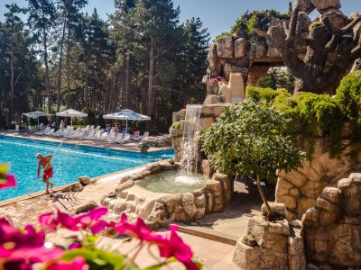 басейн на хотел и изградена атракция пещера