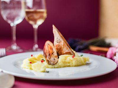 ястие с месо и картофено пюре, сервирано в бяла чиния в ресторант