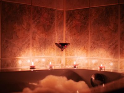 вана с балончета и свещи и вино