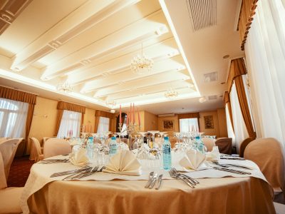 подредена маса в красив ресторант