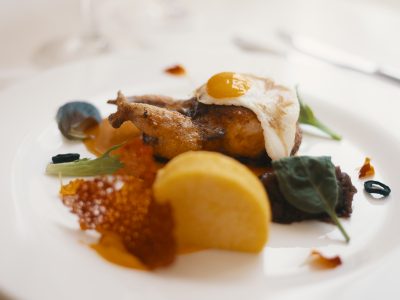 красива чиния с ястие